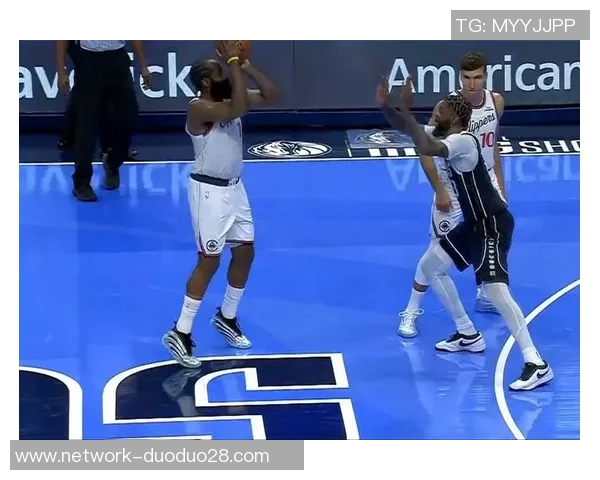 快船与独行侠激战正酣比分悬念迭起引发球迷热议 快船与独行侠激战正酣比分悬念迭起引发球迷热议