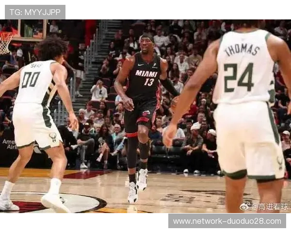 詹姆斯伤愈复出带领湖人迎战雄鹿，字母哥状态火热，球队大战即将上演